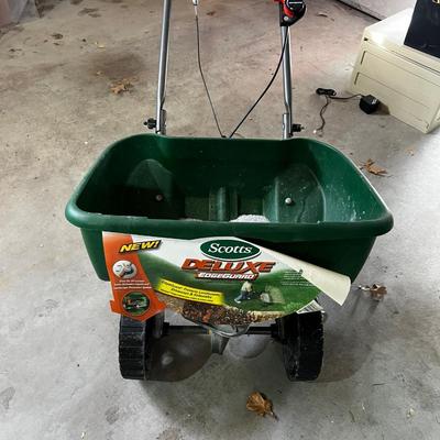 Garage SCOTTS Deluxe Edgegard Fertilizer Spreader 