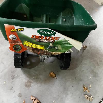 Garage SCOTTS Deluxe Edgegard Fertilizer Spreader 