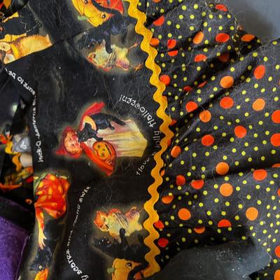 Stuff on the Shelf for Halloween (B) Linens 