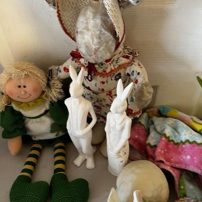 More Easter DÃ©cor: Bunnies and Tulips Plus Carrots ETC.