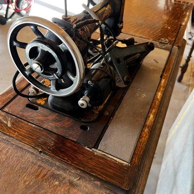 Antique WHITE Sewing Machine with Oak Cabinet 