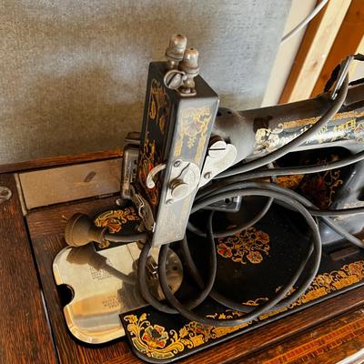 Antique WHITE Sewing Machine with Oak Cabinet 