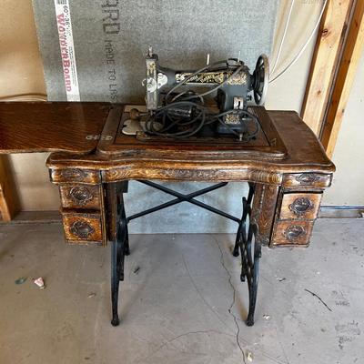 Antique WHITE Sewing Machine with Oak Cabinet 