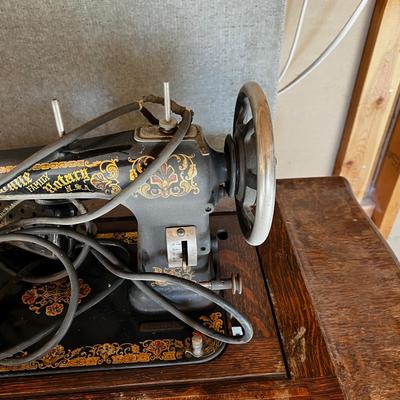 Antique WHITE Sewing Machine with Oak Cabinet 