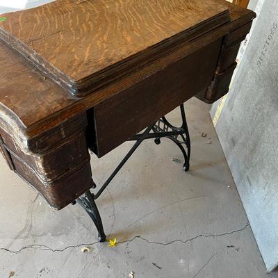 Antique WHITE Sewing Machine with Oak Cabinet 