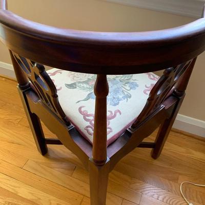 CLEAN Sturdy Corner Chair