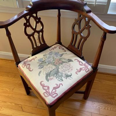 CLEAN Sturdy Corner Chair