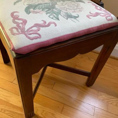 CLEAN Sturdy Corner Chair