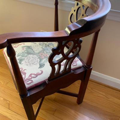 CLEAN Sturdy Corner Chair