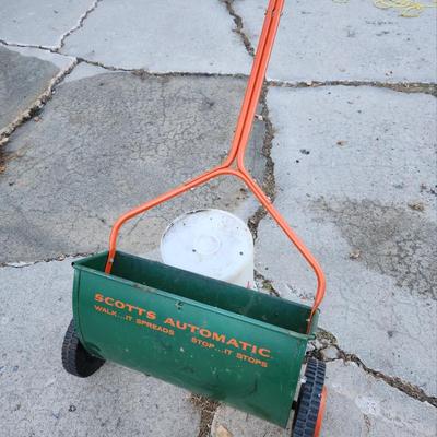 Lawn fertilizer spreader