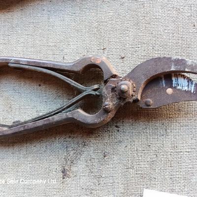 Three pairs of vintage sheers / snips metal scissors