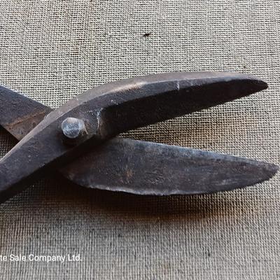Three pairs of vintage sheers / snips metal scissors