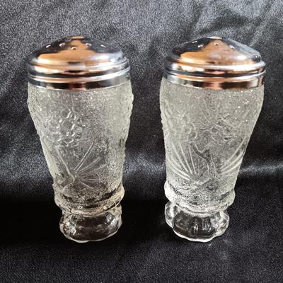 Like new Vintage Tiara Ponderosa Pine Needle & Pinecone Salt and Pepper Glass Shakers
