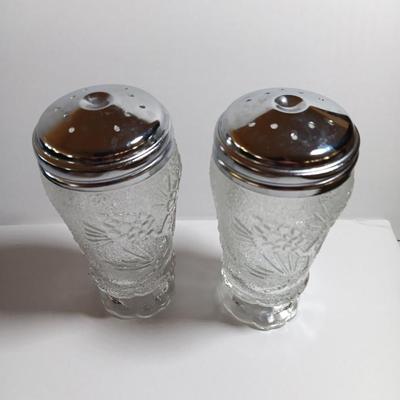 Like new Vintage Tiara Ponderosa Pine Needle & Pinecone Salt and Pepper Glass Shakers
