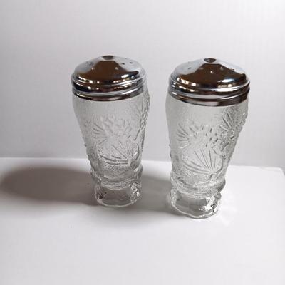 Like new Vintage Tiara Ponderosa Pine Needle & Pinecone Salt and Pepper Glass Shakers