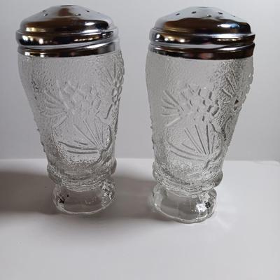 Like new Vintage Tiara Ponderosa Pine Needle & Pinecone Salt and Pepper Glass Shakers