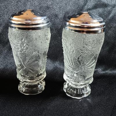 Like new Vintage Tiara Ponderosa Pine Needle & Pinecone Salt and Pepper Glass Shakers