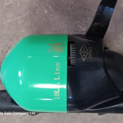 Two nice fishing poles with reels - Daiwa & Green unmarked pole