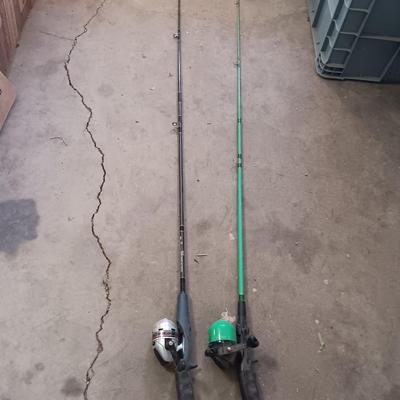 Two nice fishing poles with reels - Daiwa & Green unmarked pole