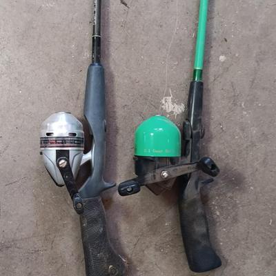 Two nice fishing poles with reels - Daiwa & Green unmarked pole