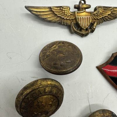 Misc Military Pins / Medals (lot 15)