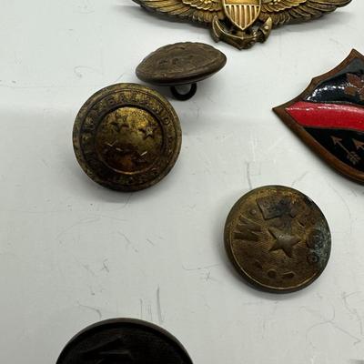 Misc Military Pins / Medals (lot 15)