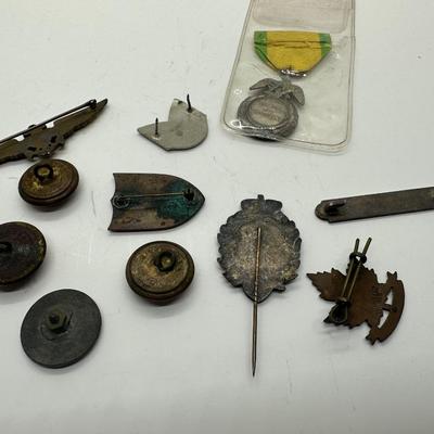 Misc Military Pins / Medals (lot 15)