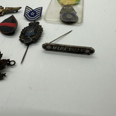 Misc Military Pins / Medals (lot 15)