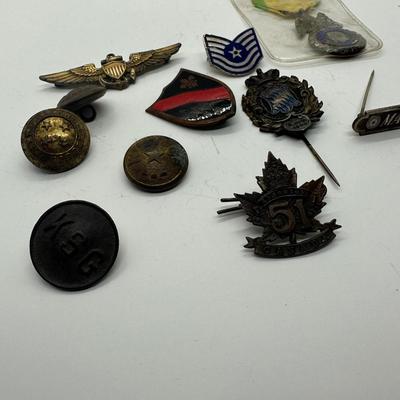 Misc Military Pins / Medals (lot 15)