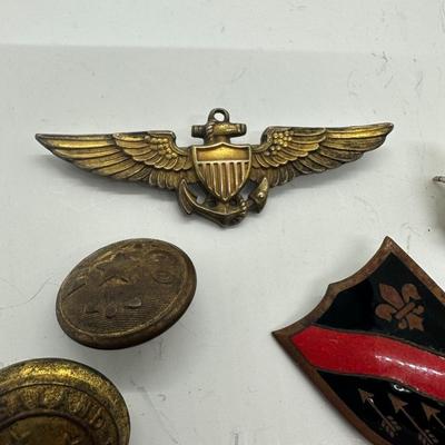 Misc Military Pins / Medals (lot 15)