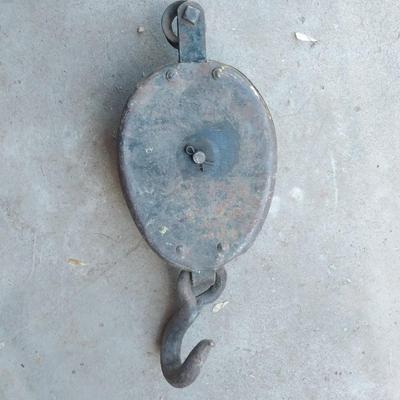 Large vintage pully with hanging hook