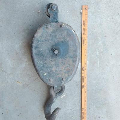 Large vintage pully with hanging hook