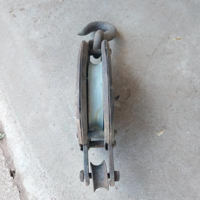 Large vintage pully with hanging hook