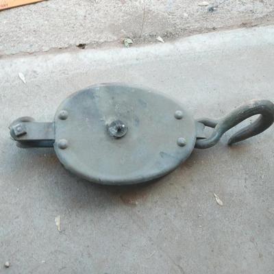 Large vintage pully with hanging hook