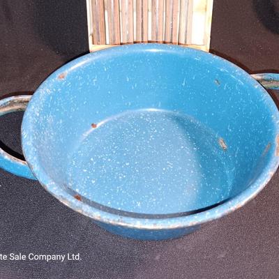 Blue enamelware dish with a set of vintage Zylco Freeze knives in a hanging bakelite case