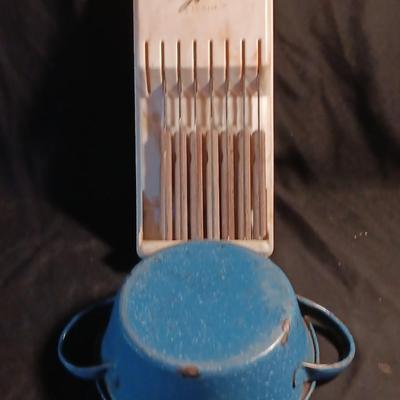 Blue enamelware dish with a set of vintage Zylco Freeze knives in a hanging bakelite case