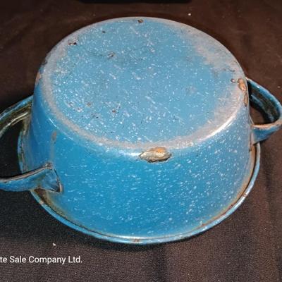 Blue enamelware dish with a set of vintage Zylco Freeze knives in a hanging bakelite case