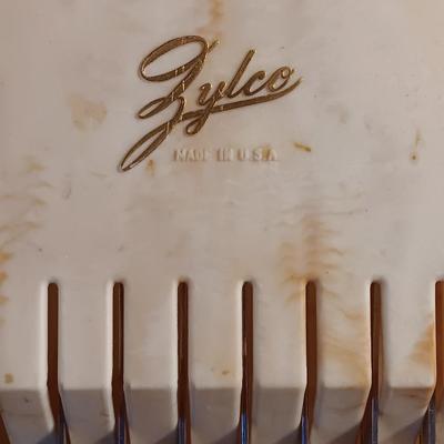 Blue enamelware dish with a set of vintage Zylco Freeze knives in a hanging bakelite case