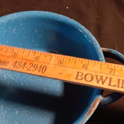 Blue enamelware dish with a set of vintage Zylco Freeze knives in a hanging bakelite case