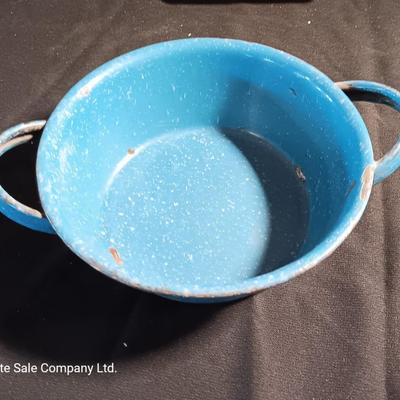 Blue enamelware dish with a set of vintage Zylco Freeze knives in a hanging bakelite case