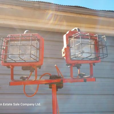 Double headed electric work light on stand