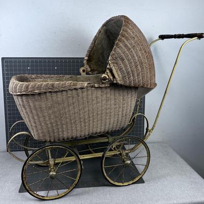 ANTIQUE LLOYD & LOOM Wicker Baby Carriage