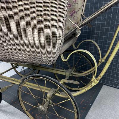ANTIQUE LLOYD & LOOM Wicker Baby Carriage