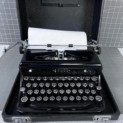 Vintage Royal Typewriter w/Case