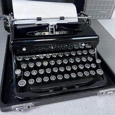 Vintage Royal Typewriter w/Case