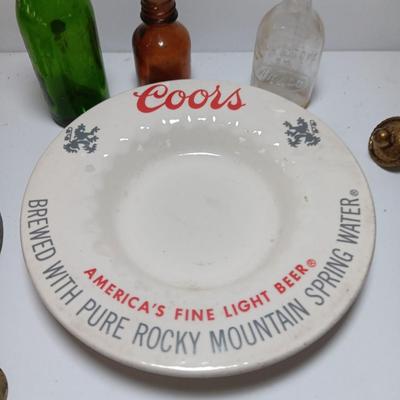 Collection of small collectible items - Vintage Kent knife - coors ashtray - and more trinkets