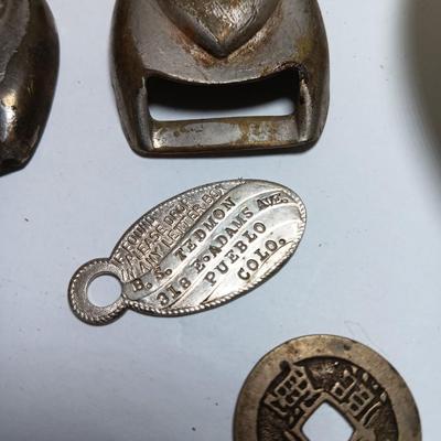 Collection of small collectible items - Vintage Kent knife - coors ashtray - and more trinkets