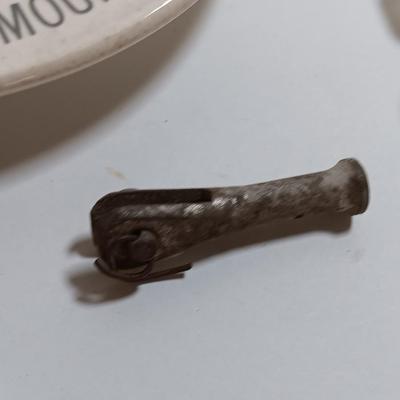 Collection of small collectible items - Vintage Kent knife - coors ashtray - and more trinkets