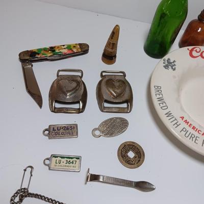 Collection of small collectible items - Vintage Kent knife - coors ashtray - and more trinkets