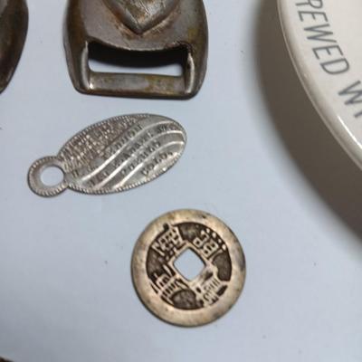 Collection of small collectible items - Vintage Kent knife - coors ashtray - and more trinkets